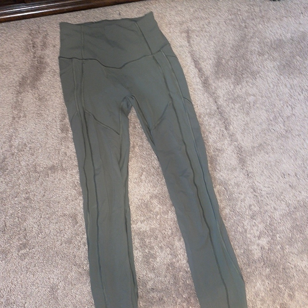 Green lululemon leggings size 2 full length with pockets